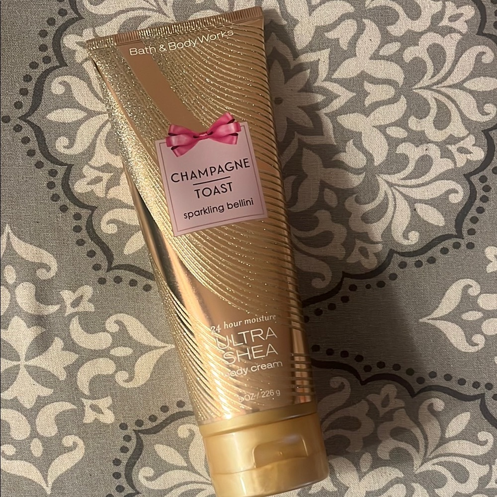 ✨🥂Bath & Body Works Gold Moisturizer Luxurious Body Oil🥂✨